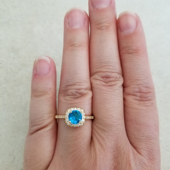 18k Topaz Ring - Picture 7 of 8